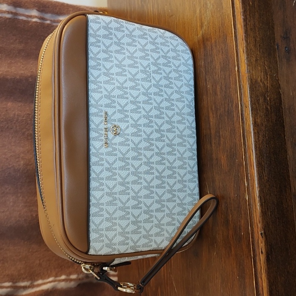 Michael Kors Jet Set Crossbody In Leather And White Signature Polyurethane